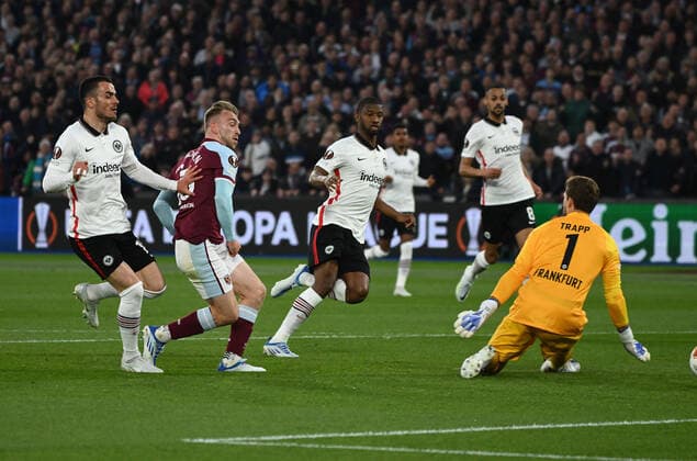 28 04 2022, xkvx, football UEFA Europa League, West Ham United Eintracht Frankfurt emspor, v l Jarrod Bowen West Ham United , Kevin Trapp Eintracht Frankfurt DFL DFB REGULATES PROHIBIT ANY USE OF PHOTOGRAPHS as IMAGE SEQUENCES and or QUASI VIDEO London