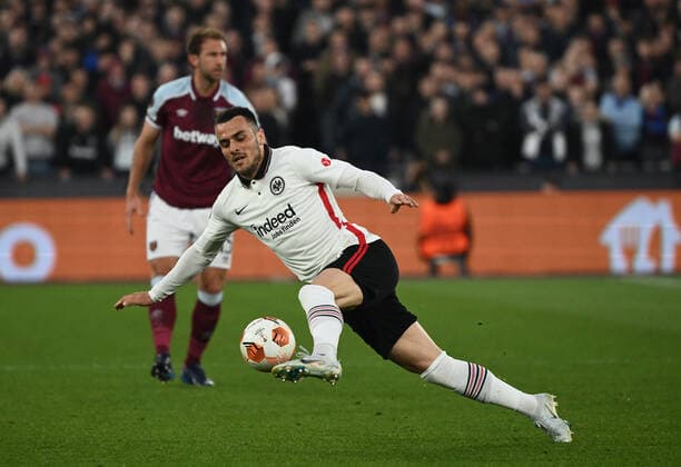 28 04 2022, xkvx, football UEFA Europa League, West Ham United Eintracht Frankfurt emspor, v l Filip Kostic Eintracht Frankfurt DFL DFB REGULATIONS PROHIBIT ANY USE OF PHOTOGRAPHS as IMAGE SEQUENCES and or QUASI VIDEO London