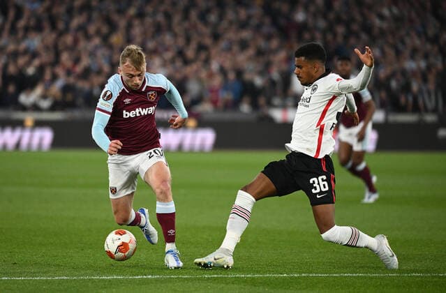 28 04 2022, xkvx, football UEFA Europa League, West Ham United Eintracht Frankfurt emspor, v l Jarrod Bowen West Ham United , Ansgar Knauff Eintracht Frankfurt DFL DFB REGULATES PROHIBIT ANY USE OF PHOTOGRAPHS as IMAGE SEQUENCES and or QUASI VIDEO London