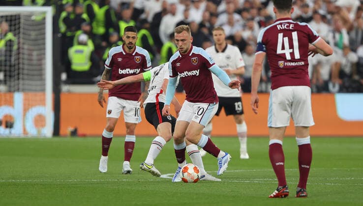 28 04 2022, Football UEFA Europa League Semi Final, West Ham United Eintracht Frankfurt, emonline, emspor, v l , Sebastian Rode Eintracht Frankfurt , Jarrod Bowen West Ham United DFL DFB REGULATIONS PROHIBIT ANY USE OF PHOTOGRAPHS AS IMAGE SEQUENCES AND OR QUASI VIDEO xdcx Copyright: HMBxMedia