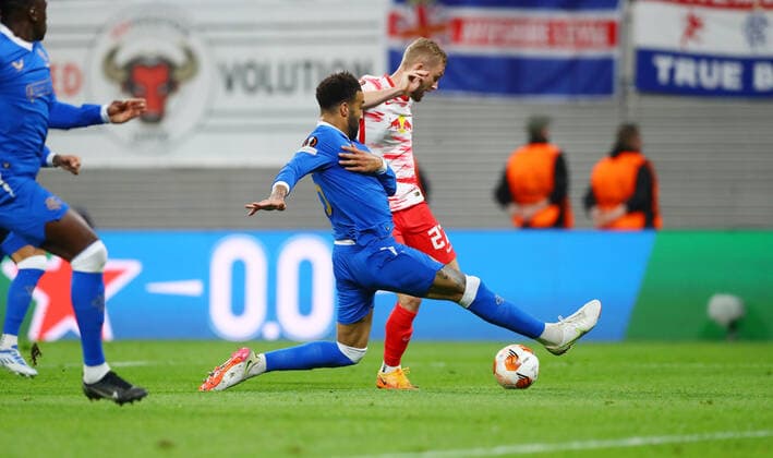 RB Leipzig Glasgow Rangers 28 04 2022 Leipzig, 28 04 2022, Red Bull Arena, Football, UEFA Europa League, Semi Final , RB Leipzig vs Glasgow Rangers FC , Pictured v l Connor Goldson 6, Rangers ahead of Konrad Laimer 27, RB Leipzig , UEFA regulations prohibit any use of photographs as image sequences and or quasi video , Picture Point