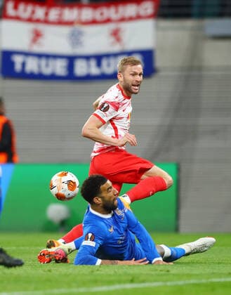 RB Leipzig Glasgow Rangers 28 04 2022 Leipzig, 28 04 2022, Red Bull Arena, Football, UEFA Europa League, Semi Final , RB Leipzig vs Glasgow Rangers FC , Pictured v l Connor Goldson 6, Rangers ahead of Konrad Laimer 27, RB Leipzig , UEFA regulations prohibit any use of photographs as image sequences and or quasi video , Picture Point