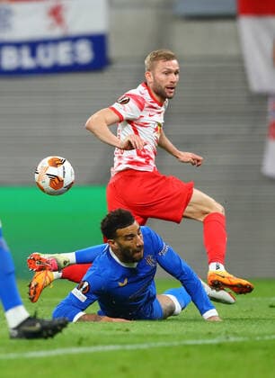 RB Leipzig Glasgow Rangers 28 04 2022 Leipzig, 28 04 2022, Red Bull Arena, Football, UEFA Europa League, Semi Final , RB Leipzig vs Glasgow Rangers FC , Pictured v l Connor Goldson 6, Rangers ahead of Konrad Laimer 27, RB Leipzig , UEFA regulations prohibit any use of photographs as image sequences and or quasi video , Picture Point