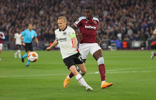 28 04 2022, football UEFA Europa League semifinal, West Ham United Eintracht Frankfurt, emonline, emspor, v l , Sebastian Rode Eintracht Frankfurt , Kurt Zouma West Ham United DFL DFB REGULATIONS PROHIBIT ANY USE OF PHOTOGRAPHS AS IMAGE SEQUENCES AND OR QUASI VIDEO xdcx Copyright: HMBxMedia