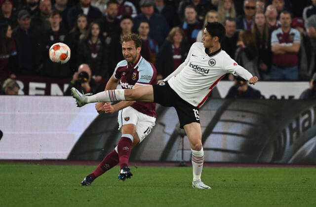 28 04 2022, xkvx, football UEFA Europa League, West Ham United Eintracht Frankfurt emspor, v l Craig Dawson West Ham United , Daichi Kamada Eintracht Frankfurt DFL DFB REGULATIONS PROHIBIT ANY USE OF PHOTOGRAPHS as IMAGE SEQUENCES and or QUASI VIDEO London