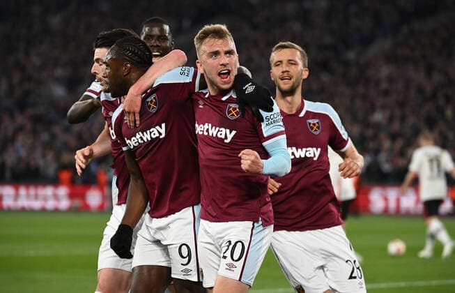 28 04 2022, xkvx, football UEFA Europa League, West Ham United Eintracht Frankfurt emspor, v l Declan Rice West Ham United , Kurt Zouma West Ham United , Tomas Soucek West Ham United , Jarrod Bowen West Ham United , celebrate the goal, The goal cheer to 1 1 DFL DFB REGULATIONS PROHIBIT ANY USE OF PHOTOGRAPHS as IMAGE SEQUENCES and or QUASI VIDEO London