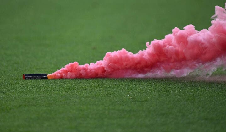 28 04 2022, xkvx, football UEFA Europa League, West Ham United Eintracht Frankfurt emspor, v l Bengalo rauchbombe aufm Feld DFL DFB REGULATIONS PROHIBIT ANY USE OF PHOTOGRAPHS as IMAGE SEQUENCES and or QUASI VIDEO London