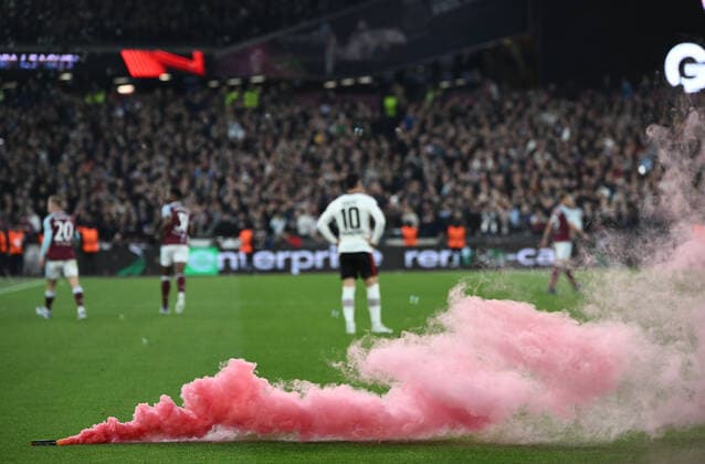 28 04 2022, xkvx, football UEFA Europa League, West Ham United Eintracht Frankfurt emspor, v l Bengalo rauchbombe aufm Feld DFL DFB REGULATIONS PROHIBIT ANY USE OF PHOTOGRAPHS as IMAGE SEQUENCES and or QUASI VIDEO London