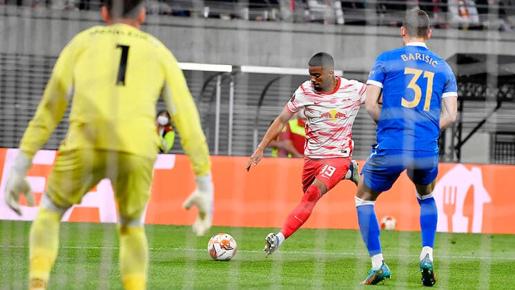 Soccer UEFA Europa League, semi-final, first leg season 2021 2022, RB Leipzig vs Glasgow Rangers 28 04 2022 cross Benjamin Henrichs Right defender RB Leipzig, back number 39, 39 center against Allan McGregor Goalkeeper Glasgow Rangers, back number 1 left and Borna Barisic Left defender Glasgow Rangers, back number 31 right during the match RB Leipzig vs Glasgow Rangers 28 04 2022 Leipzig Saxony Germany Red Bull Arena