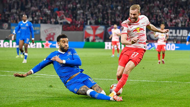 Soccer UEFA Europa League, semi-final, first leg season 2021 2022, RB Leipzig vs Glasgow Rangers 28 04 2022 Goal kick duel for the ball between Konrad Laimer central midfield RB Leipzig, back number 27, 27 r and Connor Goldson central defender Glasgow Rangers, back number 6 li during the match RB Leipzig vs Glasgow Rangers 28 04 2022 Leipzig Saxony Germany Red Bull Arena