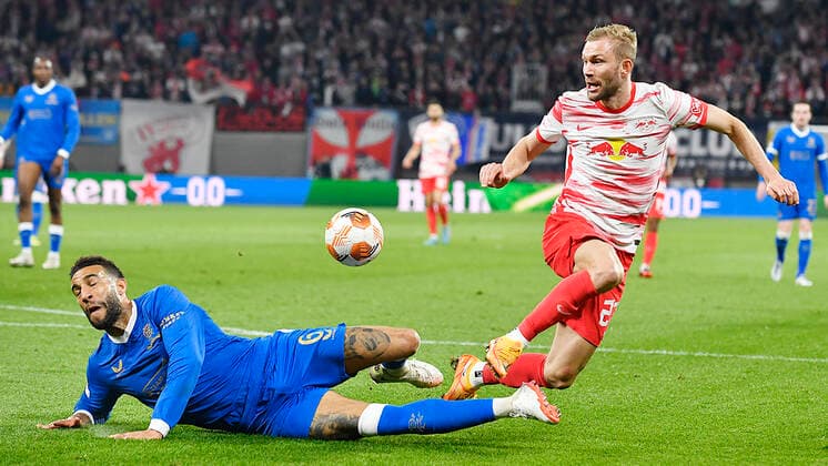 Soccer UEFA Europa League, semi-final, first leg season 2021 2022, RB Leipzig vs Glasgow Rangers 28 04 2022 Goal kick duel for the ball between Konrad Laimer central midfield RB Leipzig, back number 27, 27 r and Connor Goldson central defender Glasgow Rangers, back number 6 li during the match RB Leipzig vs Glasgow Rangers 28 04 2022 Leipzig Saxony Germany Red Bull Arena