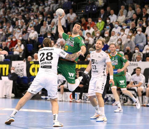 Bilder des Jahres 2022, Sport 04 April Sport Themen der Woche KW17 Sport Bilder des Tages Foto : Filip Mirkulovski Wetzlar beim Torwurf gegen Pavel Horak (Kiel) Handball Herren am 28.04.2022 1. Bundesliga THW Kiel - HSG WETZLAR *** Photo Filip Mirkulovski Wetzlar at the goal throw against Pavel Horak Kiel Handball Men on 28 04 2022 1 Bundesliga THW Kiel HSG WETZLAR