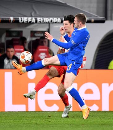 Football, men, 2021 2022 season, Europa League semifinals, first leg , RB Leipzig Glasgow Rangers, John Lundstram in front, Glasgow Rangers , Dominik Szoboszlai RB Leipzig , 28 04 2022, Copyright: xSebastianxRäppold MatthiasxKochx