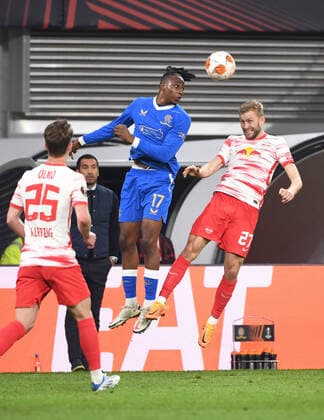 Football, men, 2021 2022 season, Europa League semifinals, first leg , RB Leipzig Glasgow Rangers, v l Dani Olmo RB Leipzig , Joe Aribo Glasgow Rangers , Konrad Laimer RB Leipzig , 28 04 2022, Copyright: xSebastianxRäppold MatthiasxKochx