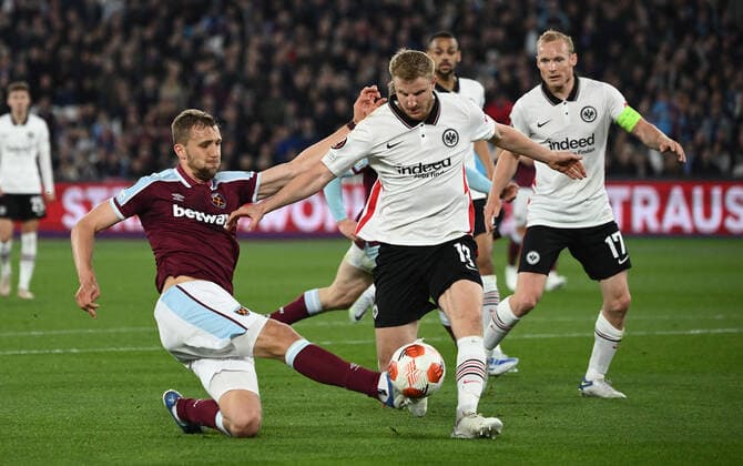 28 04 2022, xkvx, football UEFA Europa League, West Ham United Eintracht Frankfurt emspor, v l Tomas Soucek West Ham United , Martin Hinteregger Eintracht Frankfurt zautz DFL DFB REGULATES PROHIBIT ANY USE OF PHOTOGRAPHS as IMAGE SEQUENCES and or QUASI VIDEO London