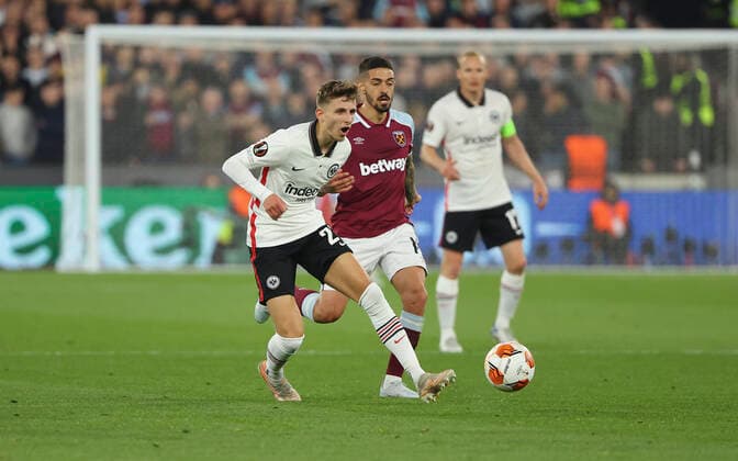 28 04 2022, Football UEFA Europa League Semi Final, West Ham United Eintracht Frankfurt, emonline, emspor, v l , Jesper Lindström Eintracht Frankfurt , Manuel Lanzini West Ham United DFL DFB REGULATIONS PROHIBIT ANY USE OF PHOTOGRAPHS AS IMAGE SEQUENCES AND OR QUASI VIDEO xdcx Copyright: HMBxMedia