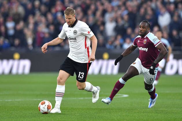 Soccer Europa League semi-final West Ham United Eintracht Frankfurt on 28 04 2022 at the Olympic Stadium London in London Martin Hinteregger Frankfurt , left Michail Antonio West Ham , right xHDx