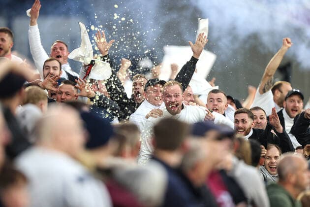 West Ham gegen Eintracht Frankfurt 28. April 2022, London EUROPA League Fußball, Halbfinale, Hinspiel West Ham United gegen Eintracht Frankfurt Frankfurter Fans verspotten die West Ham-Fans beim Jubel über ihr erstes Tor Foto Charlotte Wilson Offside London UK  Copyright: xCharlottexWilsonx xOffsidexOffside