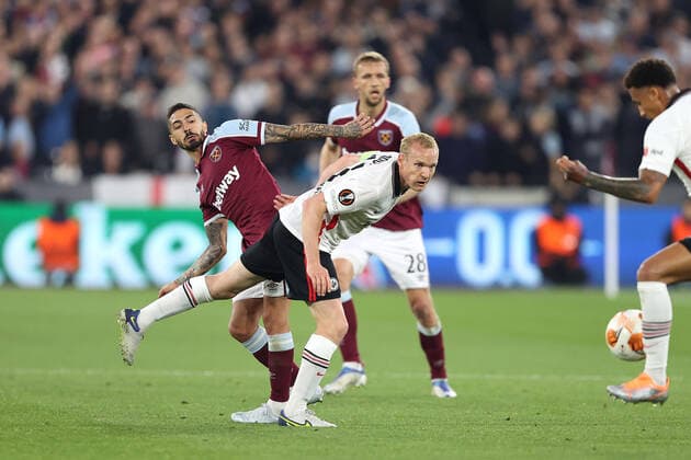 West Ham gegen Eintracht Frankfurt 28. April 2022, London EUROPA League Fußball, Halbfinale, Hinspiel West Ham United gegen Eintracht Frankfurt Manuel Lanzini von West Ham und Sebastian Rode von Eintracht Frankfurt Foto Charlotte Wilson Abseits London UK  Copyright: xCharlottexWilsonx xOffsidexOffside