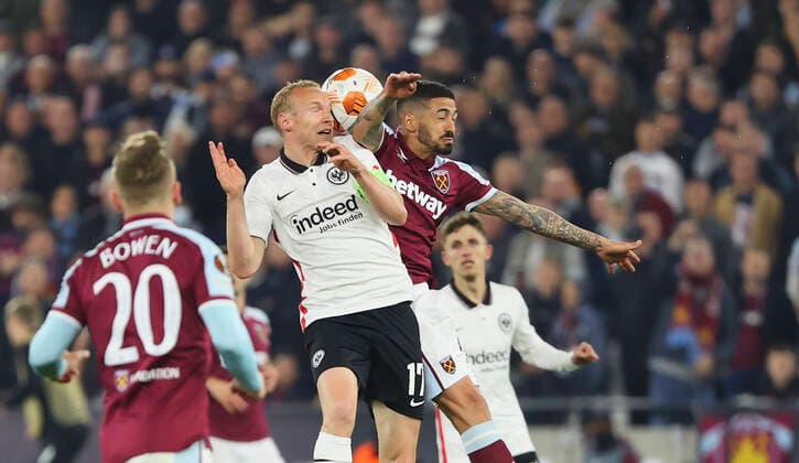28 04 2022, football UEFA Europa League semifinal, West Ham United Eintracht Frankfurt, emonline, emspor, v l , Sebastian Rode Eintracht Frankfurt , Manuel Lanzini West Ham United DFL DFB REGULATIONS PROHIBIT ANY USE OF PHOTOGRAPHS AS IMAGE SEQUENCES AND OR QUASI VIDEO xdcx Copyright: HMBxMedia