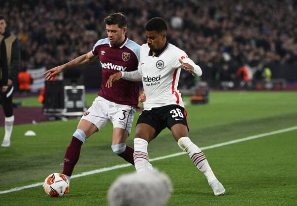 28 04 2022, xkvx, football UEFA Europa League, West Ham United Eintracht Frankfurt emspor, v l Aaron Cresswell West Ham United , Ansgar Knauff Eintracht Frankfurt DFL DFB REGULATES PROHIBIT ANY USE OF PHOTOGRAPHS as IMAGE SEQUENCES and or QUASI VIDEO London