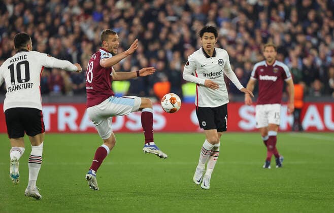 28 04 2022, Football UEFA Europa League Semi Final, West Ham United Eintracht Frankfurt, emonline, emspor, v l , Tomas Soucek West Ham United , Daichi Kamada Eintracht Frankfurt DFL DFB REGULATIONS PROHIBIT ANY USE OF PHOTOGRAPHS AS IMAGE SEQUENCES AND OR QUASI VIDEO xdcx Copyright: HMBxMedia