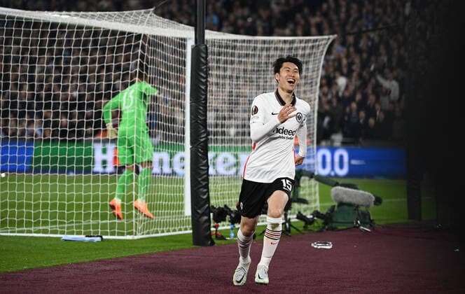 28 04 2022, xkvx, football UEFA Europa League, West Ham United Eintracht Frankfurt emspor, v l Daichi Kamada Eintracht Frankfurt celebrate the goal, The goal celebration to 1 2 DFL DFB REGULATES PROHIBIT ANY USE OF PHOTOGRAPHS as IMAGE SEQUENCES and or QUASI VIDEO London