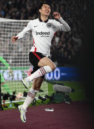 28 04 2022, xkvx, football UEFA Europa League, West Ham United Eintracht Frankfurt emspor, v l Daichi Kamada Eintracht Frankfurt celebrate the goal, The goal celebration to 1 2 DFL DFB REGULATES PROHIBIT ANY USE OF PHOTOGRAPHS as IMAGE SEQUENCES and or QUASI VIDEO London