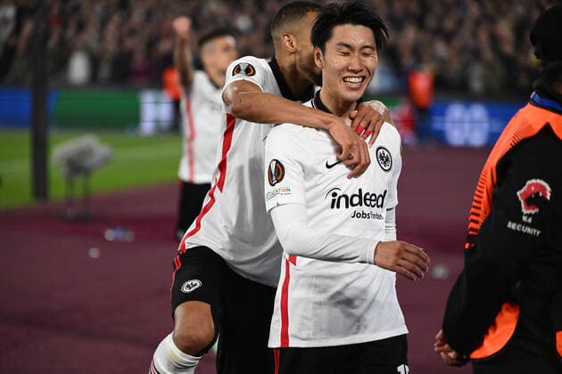 28 04 2022, xkvx, football UEFA Europa League, West Ham United Eintracht Frankfurt emspor, v l Djibril Sow Eintracht Frankfurt , Daichi Kamada Eintracht Frankfurt celebrate the goal, The goal celebration to 1 2 DFL DFB REGULATIONS PROHIBIT ANY USE OF PHOTOGRAPHS as IMAGE SEQUENCES and or QUASI VIDEO London