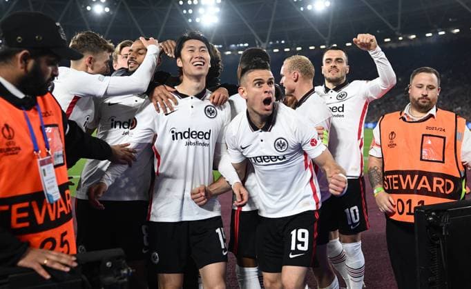 28 04 2022, xkvx, football UEFA Europa League, West Ham United Eintracht Frankfurt emspor, v l Daichi Kamada Eintracht Frankfurt , Rafael Borre, Rafael Santos Borre Maury Eintracht Frankfurt celebrate the goal, The goal cheer to the 1 2 DFL DFB REGULATIONS PROHIBIT ANY USE OF PHOTOGRAPHS as IMAGE SEQUENCES and or QUASI VIDEO London