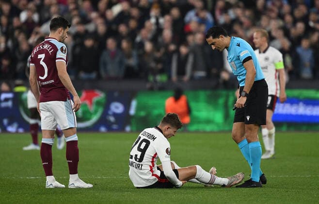 28 04 2022, xkvx, football UEFA Europa League, West Ham United Eintracht Frankfurt emspor, v l Aaron Cresswell West Ham United , Jesper Lindström Lindstroem Eintracht Frankfurt injured, injury, referee Serdar Gozubuyuk DFL DFB REGULATIONS PROHIBIT ANY USE OF PHOTOGRAPHS AS IMAGE SEQUENCES AND OR QUASI VIDEO London