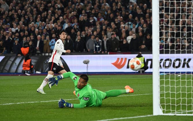 28 04 2022, xkvx, football UEFA Europa League, West Ham United Eintracht Frankfurt emspor, v l Daichi Kamada Eintracht Frankfurt , Alphonse Areola West Ham United DFL DFB REGULATES PROHIBIT ANY USE OF PHOTOGRAPHS as IMAGE SEQUENCES and or QUASI VIDEO London