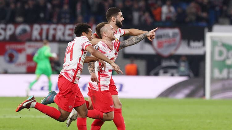 RB Leipzig Glasgow Rangers 28 04 2022 Leipzig, 28 04 2022, Red Bull Arena, Football, UEFA Europa League, Semi final first leg, RB Leipzig vs Rangers FC Glasgow , In picture Goal for RB Leipzig Angeli-o Angelino 3, RB Leipzig scores 1 0 and cheers with teammates Tyler Adams 14, RB Leipzig , Josko Gvardiol 32, RB Leipzig , UEFA regulations prohibit any use of photographs as image sequences and or quasi video
