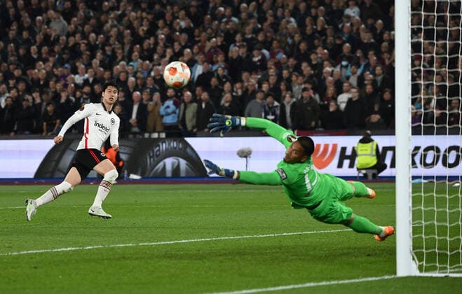 28 04 2022, xkvx, football UEFA Europa League, West Ham United Eintracht Frankfurt emspor, v l Daichi Kamada Eintracht Frankfurt , Alphonse Areola West Ham United DFL DFB REGULATES PROHIBIT ANY USE OF PHOTOGRAPHS as IMAGE SEQUENCES and or QUASI VIDEO London