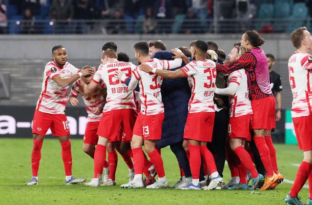 RB Leipzig Glasgow Rangers 28 04 2022 Leipzig, 28 04 2022, Red Bull Arena, Football, UEFA Europa League, Semi final first leg, RB Leipzig vs Rangers FC Glasgow , In picture Goal for RB Leipzig Angeli-o Angelino 3, RB Leipzig scores 1 0 and cheers with teammates , UEFA regulations prohibit any use of photographs as image sequences and or quasi video