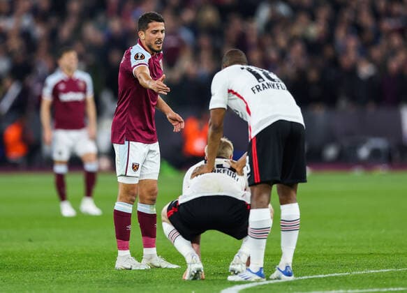 Mandatory Credit: Photo by Simon Dael Shutterstock (12914205dd) Pablo Fornals of West Ham United is not happy with Martin Hinteregger of Eintracht Frankfurt timewasting West Ham United v Eintracht Frankfurt, UEFA Europa League, Semi-Final, First Leg, Football, The London Stadium, London, UK - 28 Apr 2022 EDITORIAL USE ONLY No use with unauthorised audio, video, data, fixture lists, club league logos or live services. Online in-match use limited to 120 images, no video emulation. No use in betting, games or single club league player publications. West Ham United v Eintracht Frankfurt, UEFA Europa League, Semi-Final, First Leg, Football, The London Stadium, London, UK - 28 Apr 2022 EDITORIAL USE ONLY No use with unauthorised audio, video, data, fixture lists, club league logos or live services. Online in-match use limited to 120 images, no video emulation. No use in betting, games or single club league player publications.  Copyright: xSimonxDael Shutterstockx 12914205dd