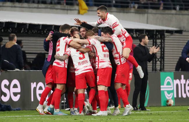 Angelino 1 0 cheering, team cheering joy emotion cheering after 1 0 sports football soccer UEFA Euroleague Europa League UEL semifinal first leg men season 2021 2022 28 04 2022 Rasen Ballsport RB Leipzig RBL vs Glasgow Rangers FC DFL regulations prohibit any use of photographs as image sequences and or quasi video