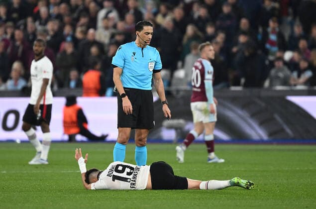 28 04 2022, xkvx, football UEFA Europa League, West Ham United Eintracht Frankfurt emspor, v l Rafael Borre, Rafael Santos Borre Maury Eintracht Frankfurt on the ground DFL DFB REGULATES PROHIBIT ANY USE OF PHOTOGRAPHS as IMAGE SEQUENCES and or QUASI VIDEO London
