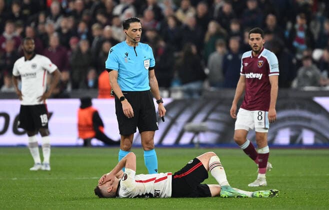 28 04 2022, xkvx, football UEFA Europa League, West Ham United Eintracht Frankfurt emspor, v l Rafael Borre, Rafael Santos Borre Maury Eintracht Frankfurt on the ground DFL DFB REGULATES PROHIBIT ANY USE OF PHOTOGRAPHS as IMAGE SEQUENCES and or QUASI VIDEO London