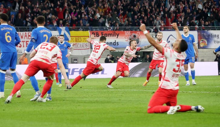 RB Leipzig Glasgow Rangers 28 04 2022 Leipzig, 28 04 2022, Red Bull Arena, Football, UEFA Europa League, Semi final first leg, RB Leipzig vs Rangers FC Glasgow , In picture Goal for RB Leipzig Angeli-o Angelino 3, RB Leipzig scores 1 0 and cheers with teammates , UEFA regulations prohibit any use of photographs as image sequences and or quasi video