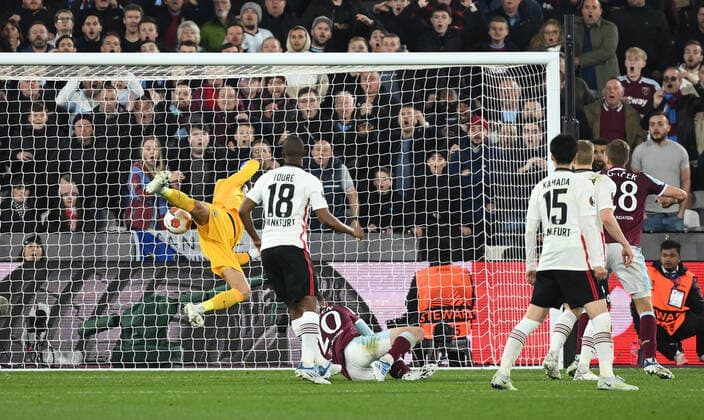 28 04 2022, xkvx, football UEFA Europa League, West Ham United Eintracht Frankfurt emspor, v l Kevin Trapp Eintracht Frankfurt , Jarrod Bowen West Ham United DFL DFB REGULATES PROHIBIT ANY USE OF PHOTOGRAPHS as IMAGE SEQUENCES and or QUASI VIDEO London