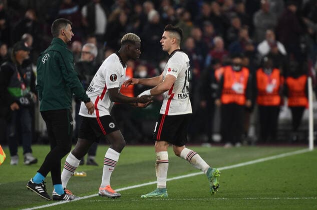 28 04 2022, xkvx, football UEFA Europa League, West Ham United Eintracht Frankfurt emspor, v l Rafael Borre, Rafael Santos Borre Maury Eintracht Frankfurt , Ragnar Ache Eintracht Frankfurt substitution substitution DFL DFB REGULATIONS PROHIBIT ANY USE OF PHOTOGRAPHS AS IMAGE SEQUENCES AND OR QUASI VIDEO London