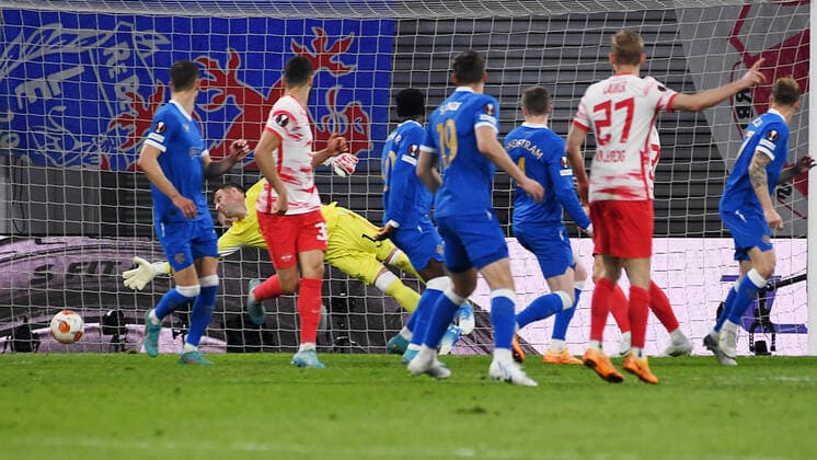 Soccer UEFA Europa League, semi-final, first leg season 2021 2022, RB Leipzig vs Glasgow Rangers 28 04 2022 Goal RB Leipzig by Angelino Left defender RB Leipzig, back number 3, 3 not in the picture at the match RB Leipzig vs Glasgow Rangers 28 04 2022 Allan McGregor Goalkeeper Glasgow Rangers, back number 1 behind stretches in vain Andre Silva Center forward RB Leipzig, back number 33, 33 , Konrad Laimer Central midfield RB Leipzig, back number 27, 27 cheer Leipzig Saxony Germany Red Bull Arena