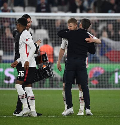28 04 2022, xkvx, football UEFA Europa League, West Ham United Eintracht Frankfurt emspor, v l Martin Hinteregger Eintracht Frankfurt zautz, coach Oliver Glasner Eintracht Frankfurt zautz jubeln jubeln after the end of the match celebrate at the end of the match DFL DFB REGULATIONS PROHIBIT ANY USE OF PHOTOGRAPHS AS IMAGE SEQUENCES AND QUASI VIDEO London
