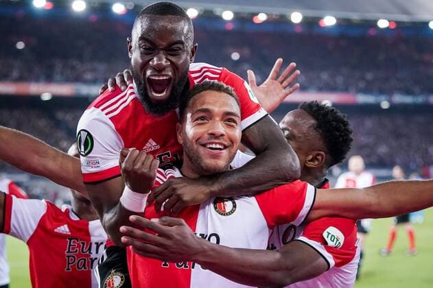 Sport Bilder des Tages ROTTERDAM, 28-04-2022, UEFA Europa Conference League semi-finals , Feyenoord - Olympique Marseille , Feyenoord player Cyriel Dessers scores the 1-0 and celebrates with Feyenoord player Lutsharel Geertruida (l) Feyenoord - Olympique Marseille  x16356307x Copyright: