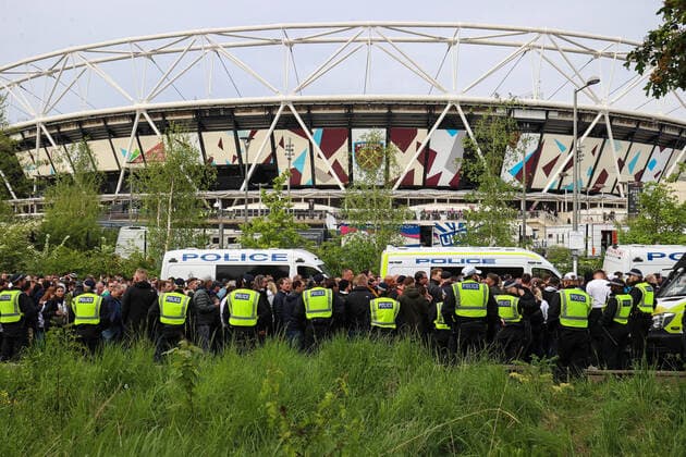 West Ham gegen Eintracht Frankfurt 28. April 2022, London EUROPA League Fußball, Halbfinale, Hinspiel West Ham United gegen Eintracht Frankfurt Die Polizei sperrt die Frankfurter Fans vor dem Londoner Stadion ein Foto Charlotte Wilson Offside London UK  Copyright: xCharlottexWilsonx xOffsidexOffside