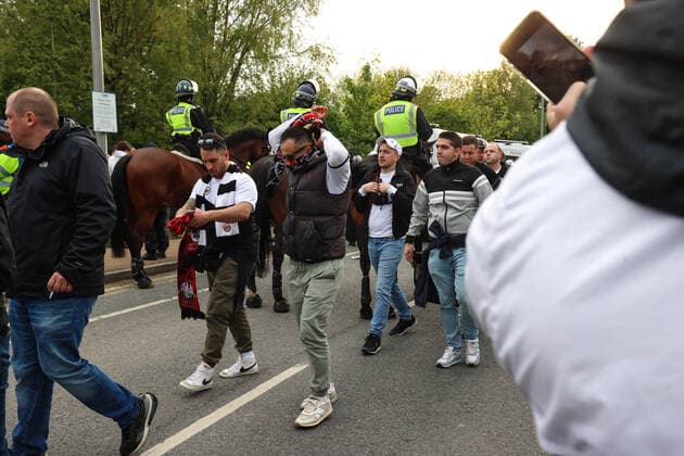 West Ham gegen Eintracht Frankfurt 28. April 2022, London EUROPA League Fußball, Halbfinale, Hinspiel West Ham United gegen Eintracht Frankfurt Frankfurter Fans auf dem Weg zum Spiel Foto Charlotte Wilson Offside London UK  Copyright: xCharlottexWilsonx xOffsidexOffside