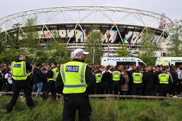 West Ham gegen Eintracht Frankfurt 28. April 2022, London EUROPA League Fußball, Halbfinale, Hinspiel West Ham United gegen Eintracht Frankfurt Die Polizei sperrt die Frankfurter Fans vor dem Londoner Stadion ein Foto Charlotte Wilson Offside London UK  Copyright: xCharlottexWilsonx xOffsidexOffside