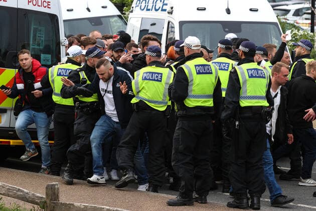 West Ham gegen Eintracht Frankfurt 28. April 2022, London EUROPA League Fußball, Halbfinale, Hinspiel West Ham United gegen Eintracht Frankfurt Frankfurter Fans interagieren mit der Polizei Foto Charlotte Wilson Abseits London UK  Copyright: xCharlottexWilsonx xOffsidexOffside