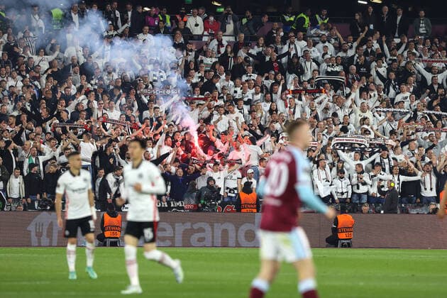 West Ham gegen Eintracht Frankfurt 28. April 2022, London EUROPA League Fußball, Halbfinale, Hinspiel West Ham United gegen Eintracht Frankfurt Frankfurter Fans zünden eine Fackel Foto Charlotte Wilson Abseits London UK  Copyright: xCharlottexWilsonx xOffsidexOffside